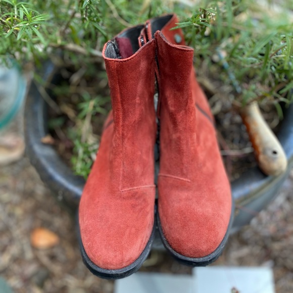 Leather grotesque boots - Picture 10 of 10